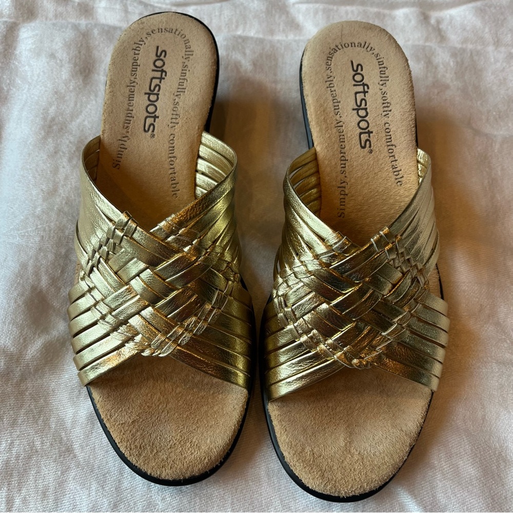 Softspots “Traci” Gold wedge sandal with Woven Design size 5 - Picture 2 of 7